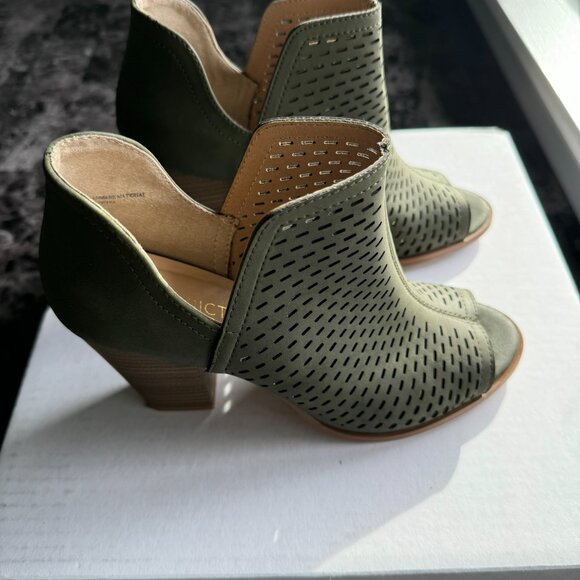 Restricted green peep-toe heels. - Picture 5 of 8